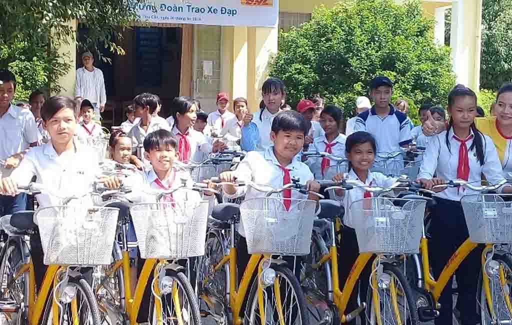 DHL-VNPT Express cam kết tiếp tục hỗ trợ học bổng xe đạp cho saigonchildren tới năm 2022 - Saigon Children’s Charity CIO