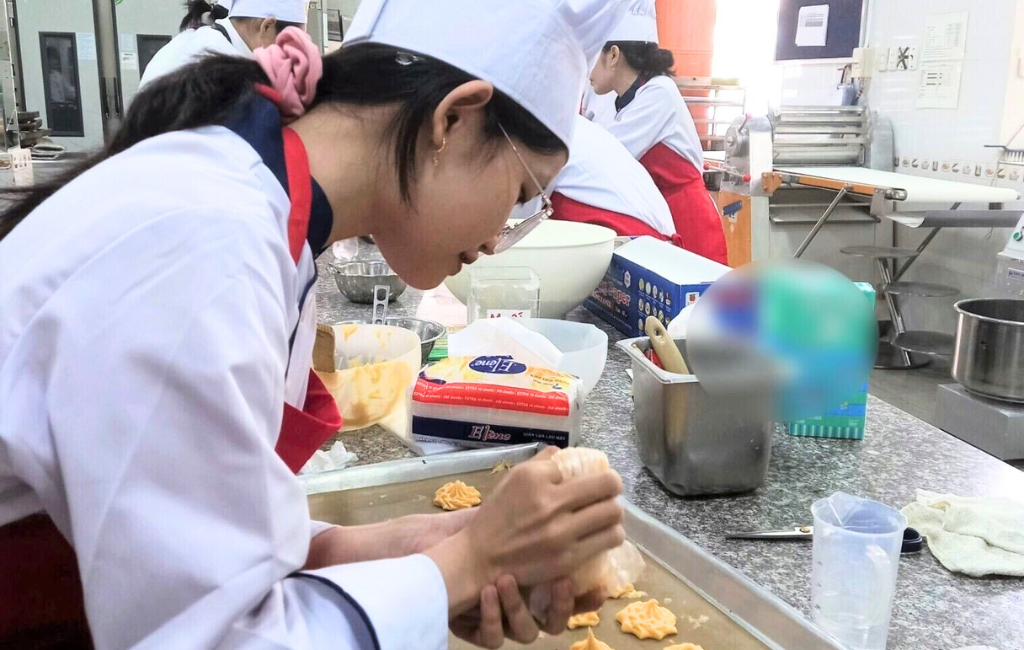 “Chiếc bánh đầu tiên em làm ra sẽ dành cho mẹ”
