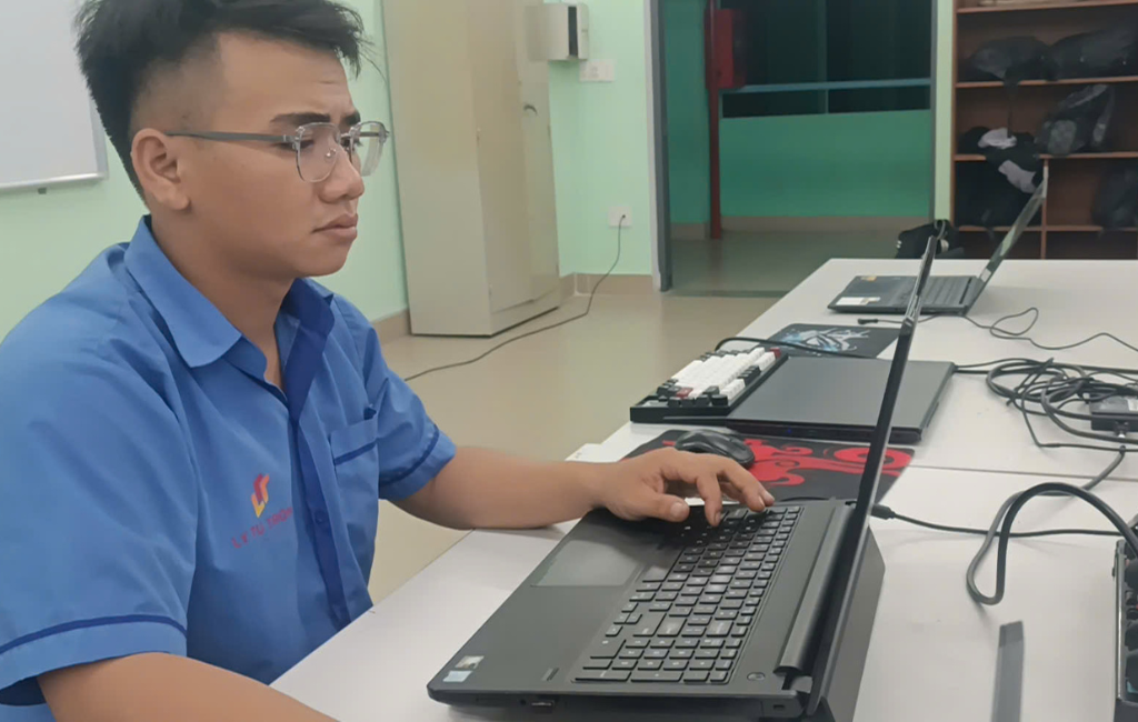 A 25-year-old bike driver and his dream of earning a college degree in mechatronics engineering