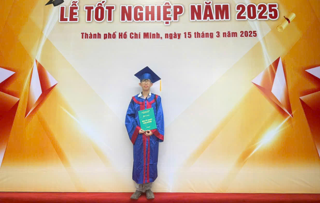 Đúng lúc cần nhất, một cánh tay nâng Đại đứng dậy